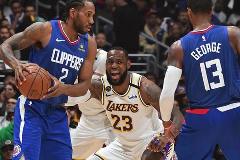 包含加时末段洛杉矶快船篮板制胜——NBA常规赛节点到来，悬念犹存，赛程密集仍需轮换的词条