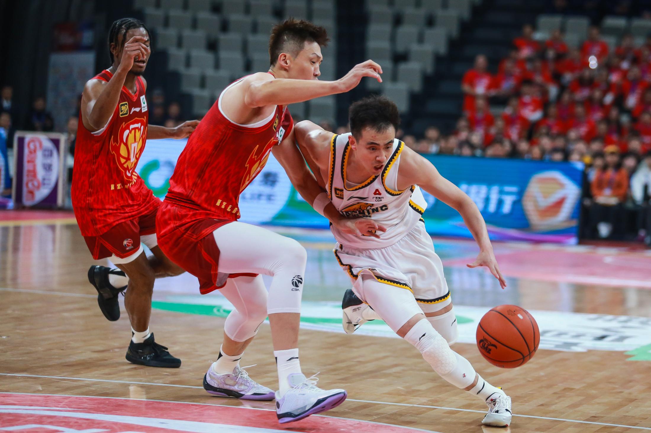 转会期体能课后，孟菲斯灰熊调整名单备战CBA常规赛，态度坚定，年轻球员得到机会的简单介绍